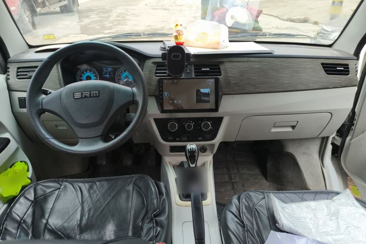 Used Jinbei New Hiace X30L CNG 2023 70L CNG Wealth Edition 6/7-seater Bus Non-Air-Conditioned Model SWCC15M Center Console