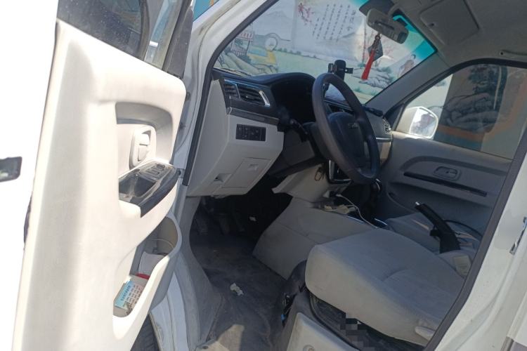 Used Jinbei New Hiace X30L CNG 2023 70L CNG Wealth Edition 6/7-seater Bus Non-Air-Conditioned Model SWCC15M Driver Seat