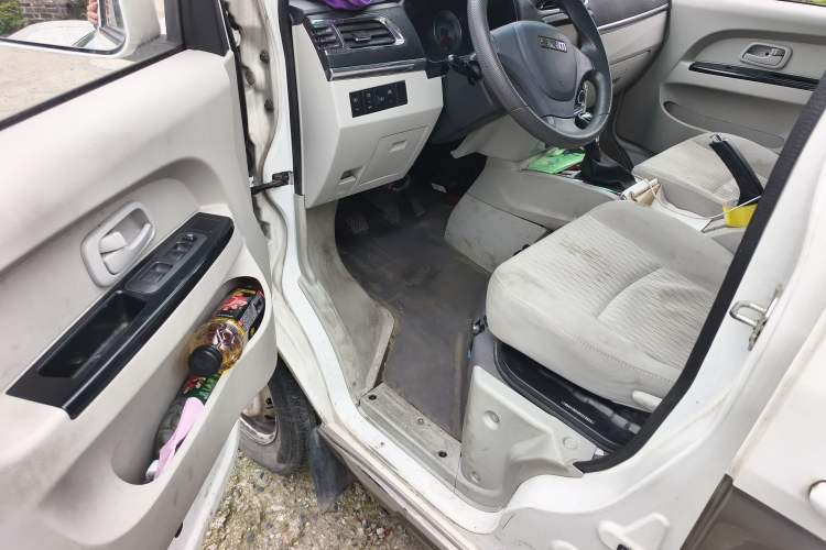 Used Jinbei New Hiace X30L CNG 2023 100L CNG Wealth Edition Bus 6/7 Seats No Air Conditioning SWCC15M Driver Seat