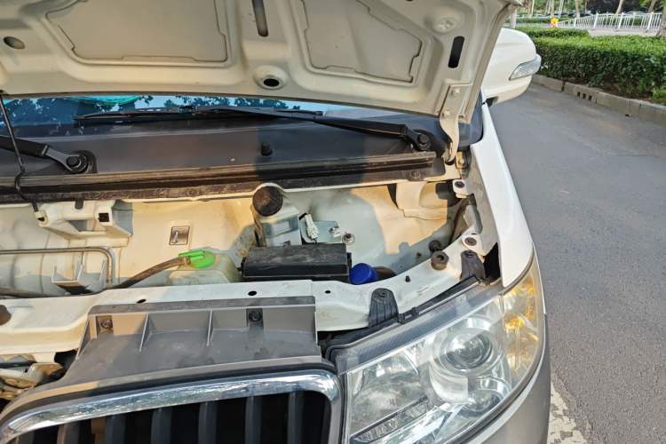 Used Jinbei New Hiace X30L CNG 2023 100L CNG Wealth Edition Van 2/5-Seater Air-Conditioned Model SWCC15M Engine Bay Left