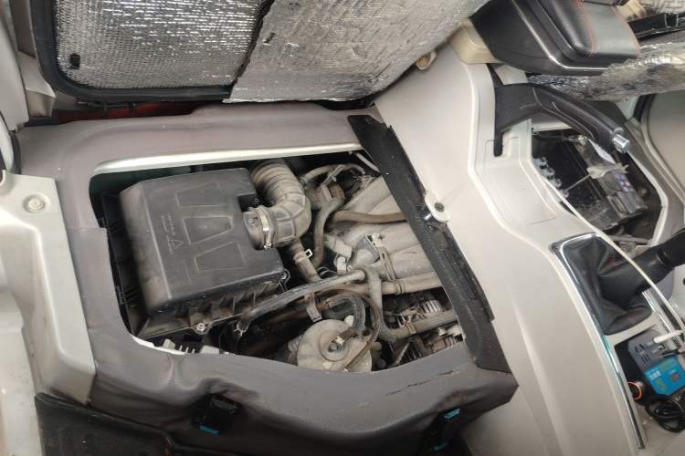 Used Jinbei New Hiace X30L CNG 2023 100L CNG Wealth Edition Bus 6/7-Seater Central Air-Conditioned Model SWCC15M Engine Bay Right