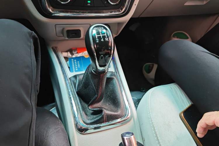 Used Jinbei New Hiace X30L CNG 2023 100L CNG Wealth Edition Van 2/5-Seater Air-Conditioned Model SWCC15M Gear Lever