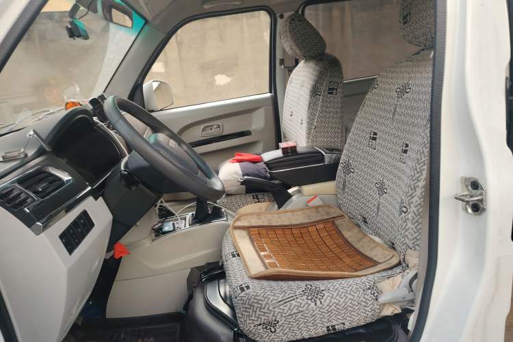Used Jinbei New Hiace X30L CNG 2023 100L CNG Wealth Edition Bus 6/7-Seater Central Air-Conditioned Model SWCC15M Left Front Seat