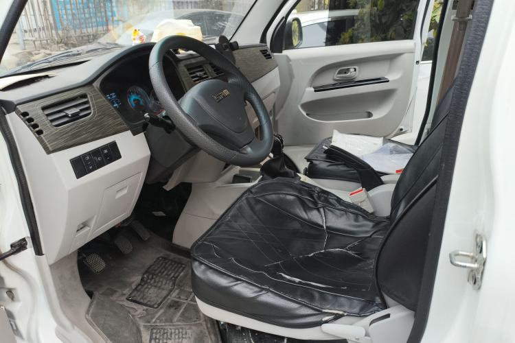 Used Jinbei New Hiace X30L CNG 2023 70L CNG Wealth Edition 6/7-seater Bus Non-Air-Conditioned Model SWCC15M Left Front Seat