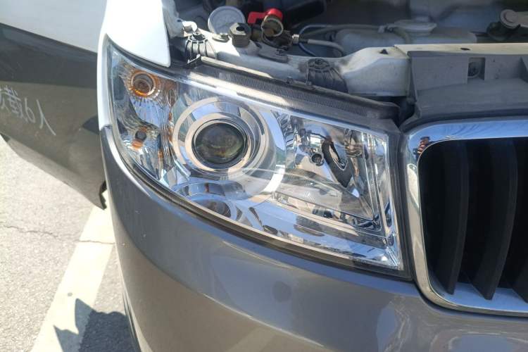 Used Jinbei New Hiace X30L CNG 2023 70L CNG Wealth Edition 6/7-seater Bus Non-Air-Conditioned Model SWCC15M Right Front Headlight
