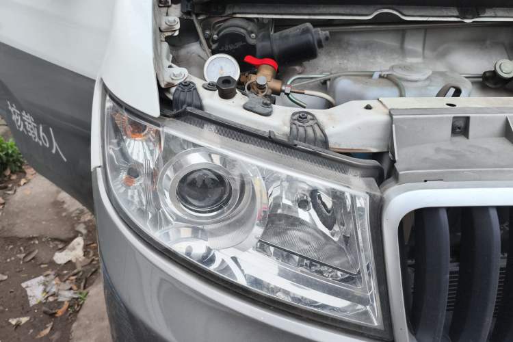 Used Jinbei New Hiace X30L CNG 2023 70L CNG Wealth Edition 6/7-seater Bus Non-Air-Conditioned Model SWCC15M Right Front Headlight