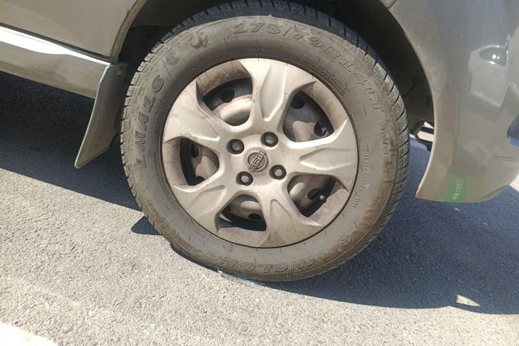 Used Jinbei New Hiace X30L CNG 2023 70L CNG Wealth Edition 6/7-seater Bus Non-Air-Conditioned Model SWCC15M Right Front Wheel Hub