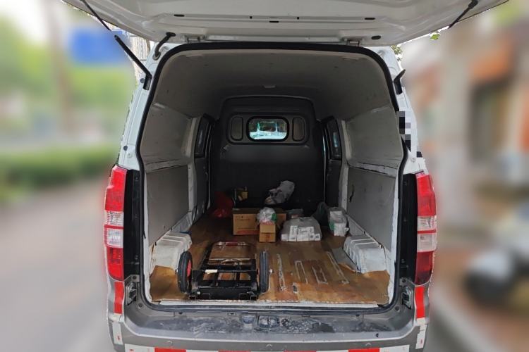 Used Jinbei New Hiace X30L CNG 2023 100L CNG Wealth Edition Van 2/5-Seater Air-Conditioned Model SWCC15M Trunk
