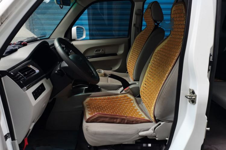 Used Jinbei New Hiace X30L CNG 2023 70L CNG Wealth Edition Coach 6/7-Seater Central Air-Conditioned Version SWCC15M Left Front Seat