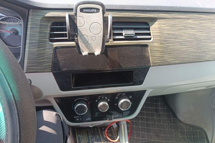 Used Jinbei New Hiace X30L CNG 2023 70L CNG Van 2/5 Seats Air-Conditioned Version Audio And AC Panel