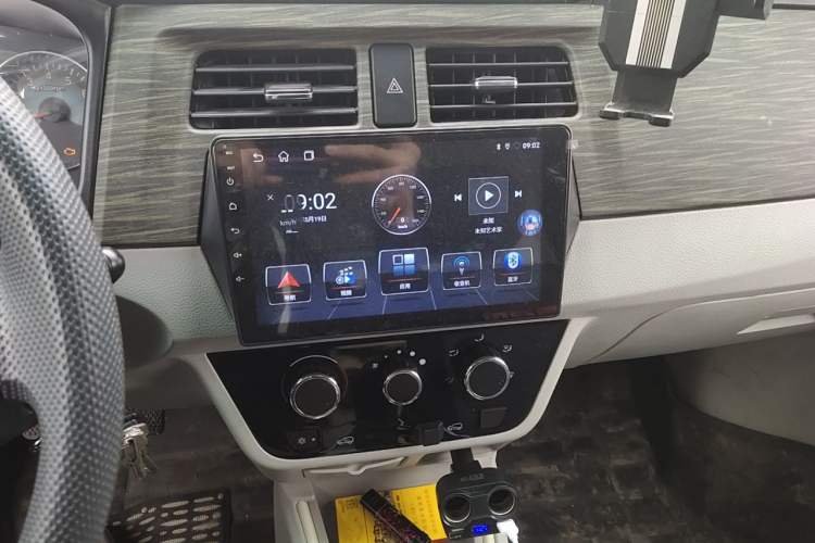Used Jinbei New Hiace X30L CNG 2023 100L CNG Wealth Edition Van 2/5-Seater Air-Conditioned Model SWCC15M Audio And AC Panel