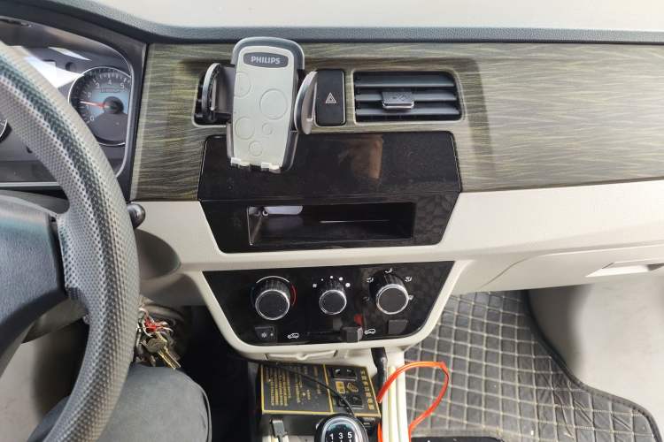 Used Jinbei New Hiace X30L CNG 2023 100L CNG Wealth Edition Van 2/5-Seater Air-Conditioned Model SWCC15M Audio And AC Panel