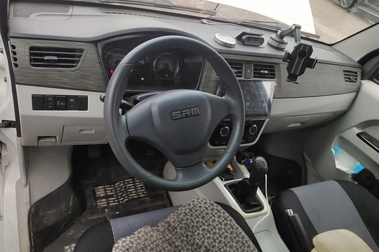 Used Jinbei New Hiace X30L CNG 2023 100L CNG Wealth Edition Van 2/5-Seater Air-Conditioned Model SWCC15M Center Console