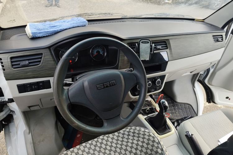 Used Jinbei New Hiace X30L CNG 2023 100L CNG Wealth Edition Van 2/5-Seater Air-Conditioned Model SWCC15M Center Console