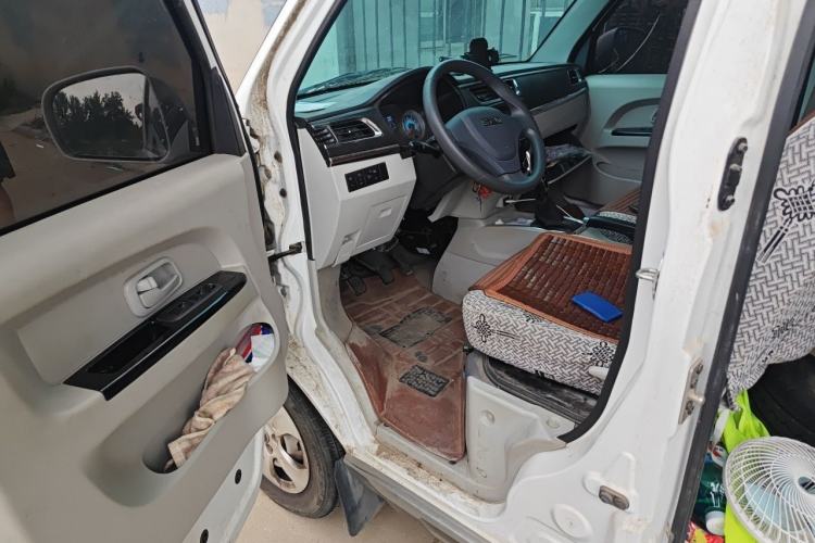 Used Jinbei New Hiace X30L CNG 2023 100L CNG Wealth Edition Bus 6/7-Seater Central Air-Conditioned Model SWCC15M Driver Seat