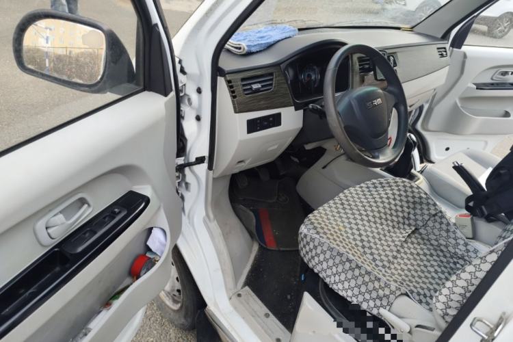 Used Jinbei New Hiace X30L CNG 2023 100L CNG Wealth Edition Van 2/5-Seater Air-Conditioned Model SWCC15M Driver Seat
