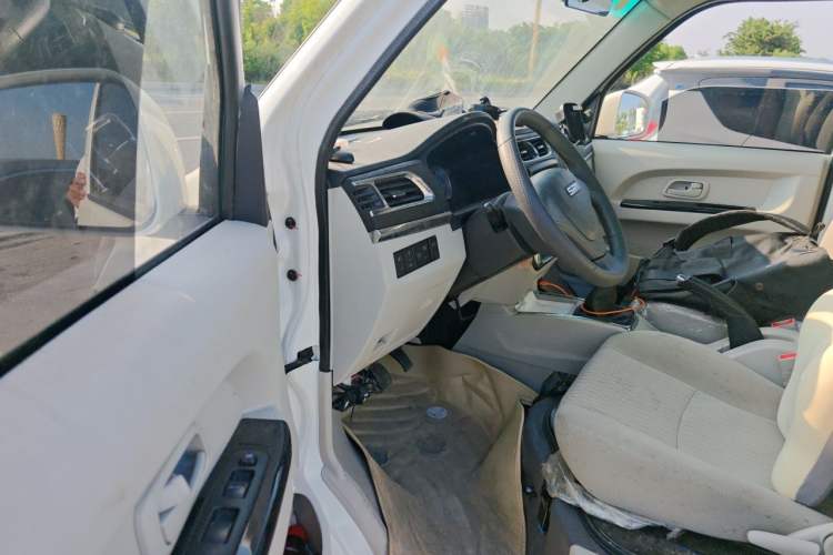 Used Jinbei New Hiace X30L CNG 2023 100L CNG Wealth Edition Bus 6/7-Seater Central Air-Conditioned Model SWCC15M Driver Seat