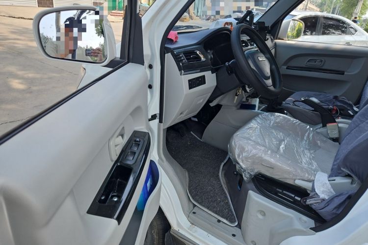 Used Jinbei New Hiace X30L CNG 2023 100L CNG Wealth Edition Van 2/5-Seater Air-Conditioned Model SWCC15M Driver Seat