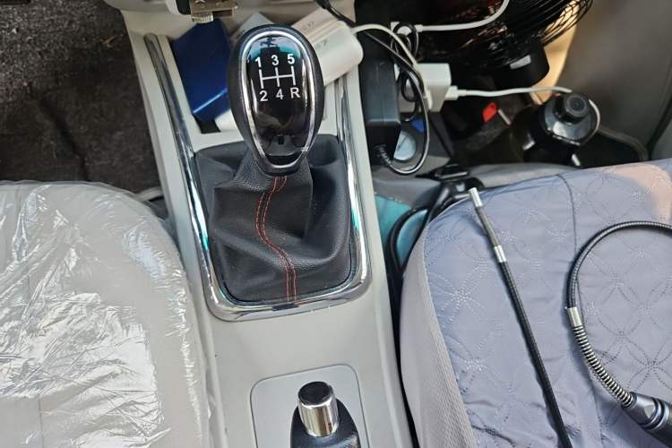Used Jinbei New Hiace X30L CNG 2023 100L CNG Wealth Edition Van 2/5-Seater Air-Conditioned Model SWCC15M Gear Lever