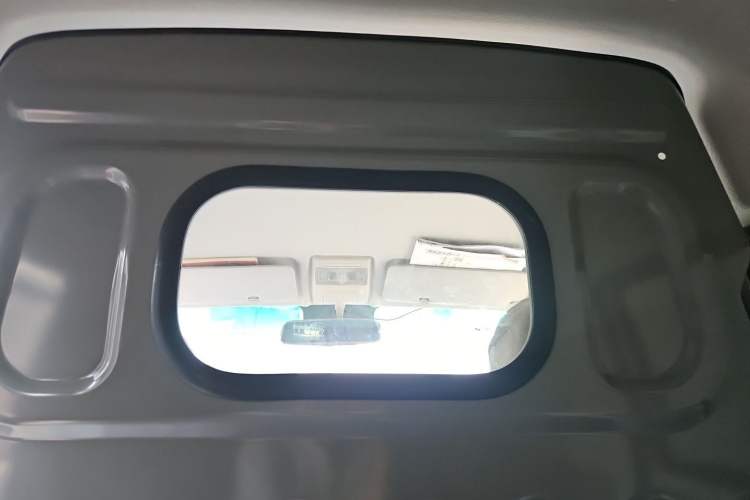 Used Jinbei New Hiace X30L CNG 2023 100L CNG Wealth Edition Van 2/5-Seater Air-Conditioned Model SWCC15M Headliner
