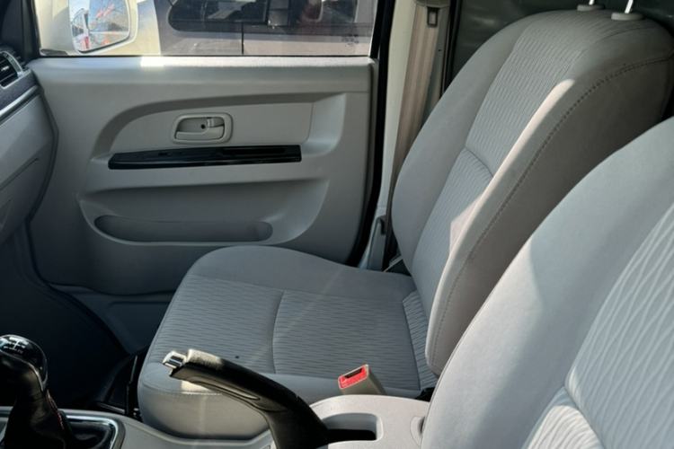 Used Jinbei New Hiace X30L CNG 2023 100L CNG Wealth Edition Van 2/5-Seater Air-Conditioned Model SWCC15M Interior 1