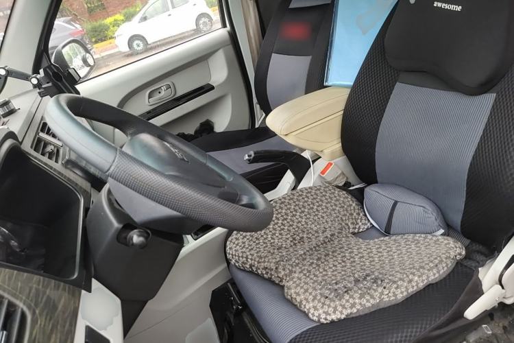 Used Jinbei New Hiace X30L CNG 2023 100L CNG Wealth Edition Van 2/5-Seater Air-Conditioned Model SWCC15M Left Front Seat