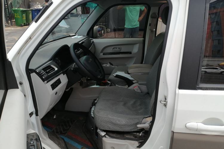 Used Jinbei New Hiace X30L CNG 2023 100L CNG Wealth Edition Bus 6/7 Seats No Air Conditioning SWCC15M Left Front Seat
