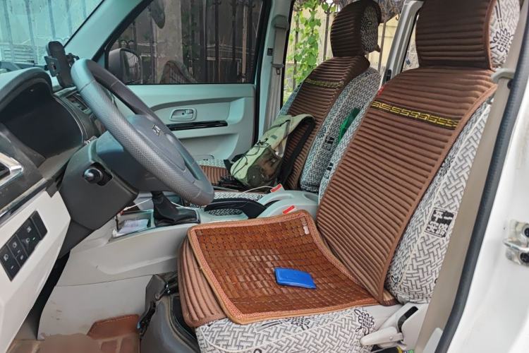 Used Jinbei New Hiace X30L CNG 2023 100L CNG Wealth Edition Bus 6/7-Seater Central Air-Conditioned Model SWCC15M Left Front Seat