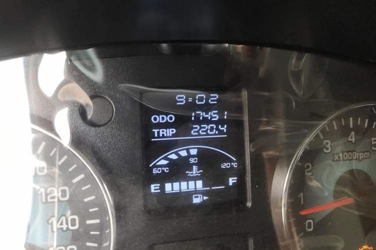 Used Jinbei New Hiace X30L CNG 2023 100L CNG Wealth Edition Van 2/5-Seater Air-Conditioned Model SWCC15M Odometer Close Up