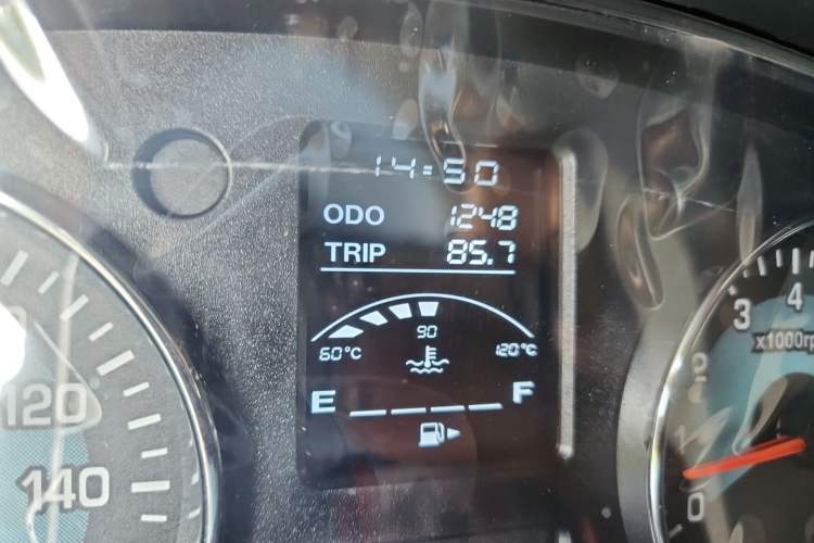 Used Jinbei New Hiace X30L CNG 2023 100L CNG Wealth Edition Van 2/5-Seater Air-Conditioned Model SWCC15M Odometer Close Up