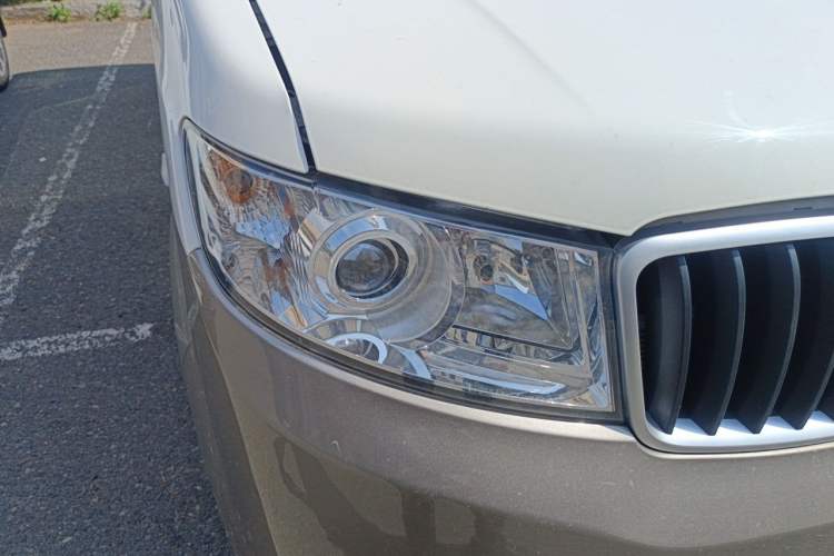 Used Jinbei New Hiace X30L CNG 2023 70L CNG Van 2/5 Seats Air-Conditioned Version Right Front Headlight