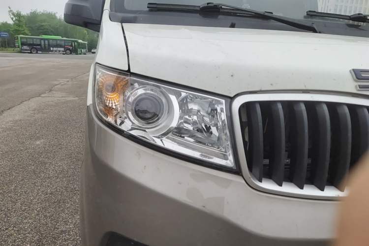 Used Jinbei New Hiace X30L CNG 2023 100L CNG Wealth Edition Van 2/5-Seater Air-Conditioned Model SWCC15M Right Front Headlight