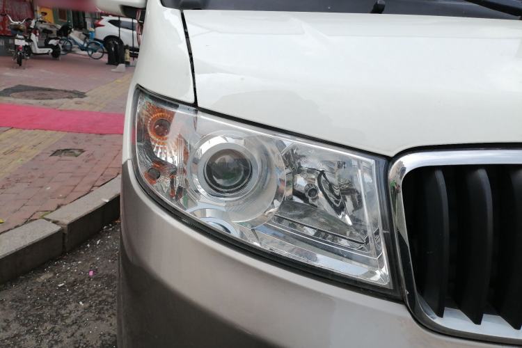 Used Jinbei New Hiace X30L CNG 2023 100L CNG Wealth Edition Bus 6/7 Seats No Air Conditioning SWCC15M Right Front Headlight