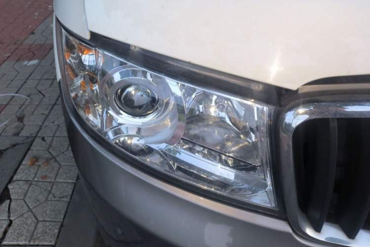 Used Jinbei New Hiace X30L CNG 2023 100L CNG Wealth Edition Bus 6/7 Seats No Air Conditioning SWCC15M Right Front Headlight
