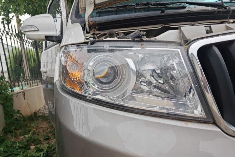 Used Jinbei New Hiace X30L CNG 2023 100L CNG Wealth Edition Bus 6/7-Seater Central Air-Conditioned Model SWCC15M Right Front Headlight