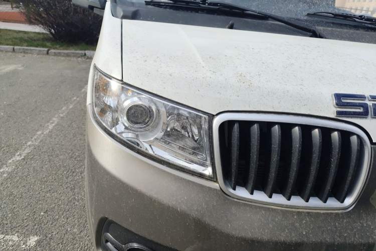 Used Jinbei New Hiace X30L CNG 2023 100L CNG Wealth Edition Van 2/5-Seater Air-Conditioned Model SWCC15M Right Front Headlight