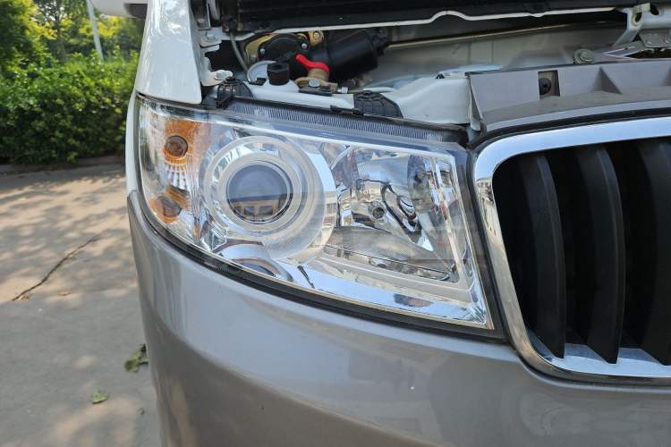 Used Jinbei New Hiace X30L CNG 2023 100L CNG Wealth Edition Van 2/5-Seater Air-Conditioned Model SWCC15M Right Front Headlight