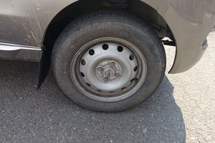 Used Jinbei New Hiace X30L CNG 2023 70L CNG Van 2/5 Seats Air-Conditioned Version Right Front Wheel Hub