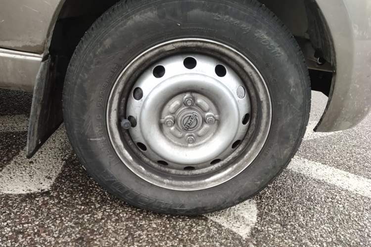 Used Jinbei New Hiace X30L CNG 2023 100L CNG Wealth Edition Van 2/5-Seater Air-Conditioned Model SWCC15M Right Front Wheel Hub