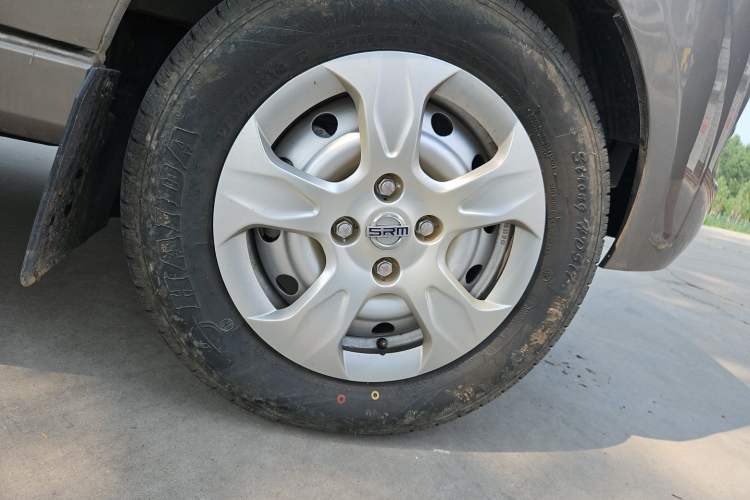 Used Jinbei New Hiace X30L CNG 2023 100L CNG Wealth Edition Van 2/5-Seater Air-Conditioned Model SWCC15M Right Front Wheel Hub