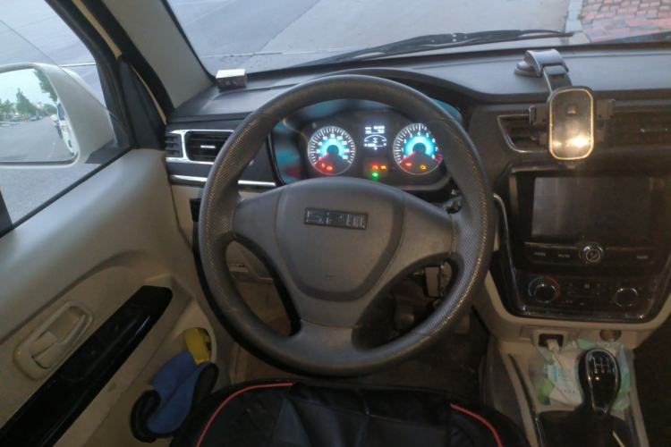 Used Jinbei New Hiace X30L CNG 2023 100L CNG Wealth Edition Bus 6/7 Seats No Air Conditioning SWCC15M Steering Wheel
