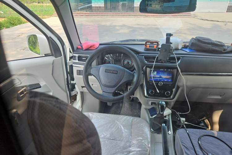 Used Jinbei New Hiace X30L CNG 2023 100L CNG Wealth Edition Van 2/5-Seater Air-Conditioned Model SWCC15M Steering Wheel