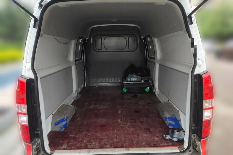Used Jinbei New Hiace X30L CNG 2023 100L CNG Wealth Edition Van 2/5-Seater Air-Conditioned Model SWCC15M Trunk