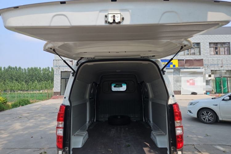 Used Jinbei New Hiace X30L CNG 2023 100L CNG Wealth Edition Van 2/5-Seater Air-Conditioned Model SWCC15M Trunk