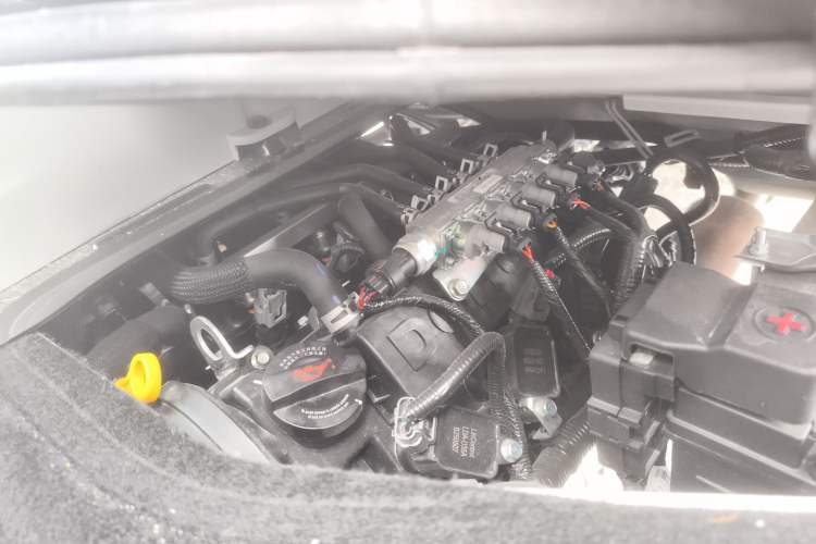 Used Jinbei New Hiace X30L CNG 2025 120L Champion Edition Bus with Central Air Conditioning 6/7 Seats Engine Bay