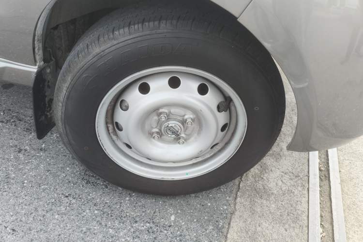 Used Jinbei New Hiace X30L CNG 2025 120L Champion Edition Bus with Central Air Conditioning 6/7 Seats Right Front Wheel Hub