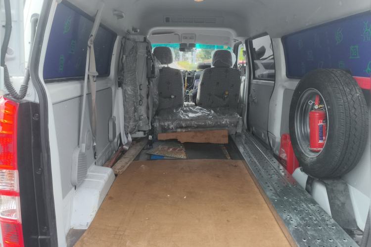 Used Jinbei New Hiace X30L CNG 2025 120L Champion Edition Bus with Central Air Conditioning 6/7 Seats Trunk