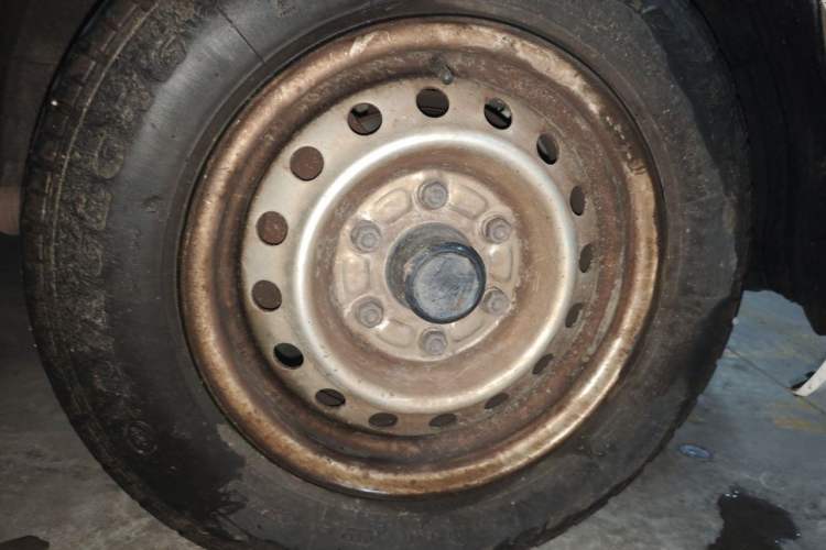 Used Jinbei S50 2011 2.0L Manual Two-Wheel Drive Standard Version Right Front Wheel Hub