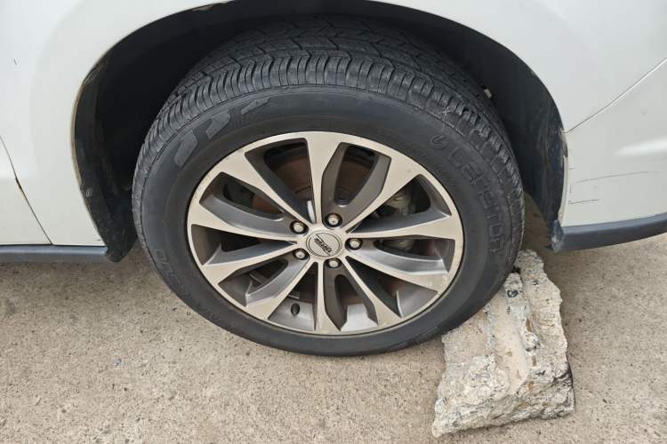 Used Jinbei S70 2017 1.5T Excellence Edition 5 Seats Right Front Wheel Hub