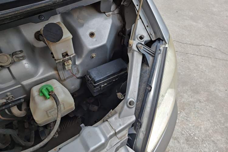 Used Jinbei Starfish A9 2011 1.0L Standard Edition Engine Bay Left